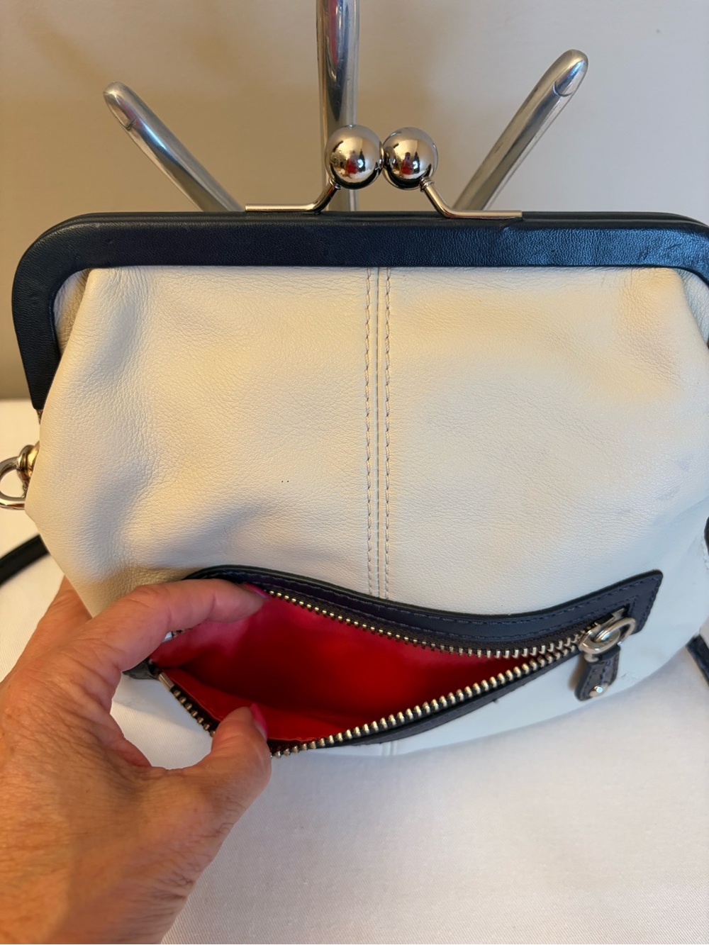 Vintage Coach 13378 Bonnie Cashin Kiss Lock Crossbody Cream Leather Navy Trim - Picture 4 of 16